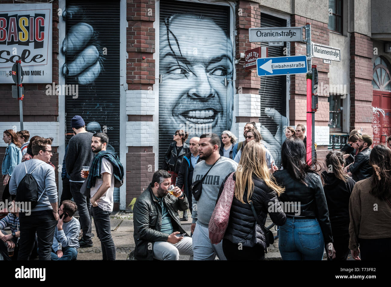 Berlin, Deutschland - 01.Mai 2019: Viele Menschen auf der belebten Straße feiert Tag der Arbeit in Berlin, Kreuzebreg Stockfoto