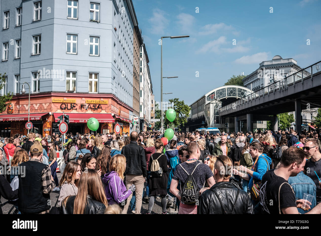 Berlin, Deutschland - Mai 01, 2019: Glückliche junge Menschen auf der belebten Straße feiert Tag der Arbeit in Berlin, Kreuzeberg Stockfoto Berlin, Deutschland - Mai 01, 2019: Glückliche junge Menschen auf der belebten Straße feiert Tag der Arbeit in Berlin, Kreuzeberg Stockfoto