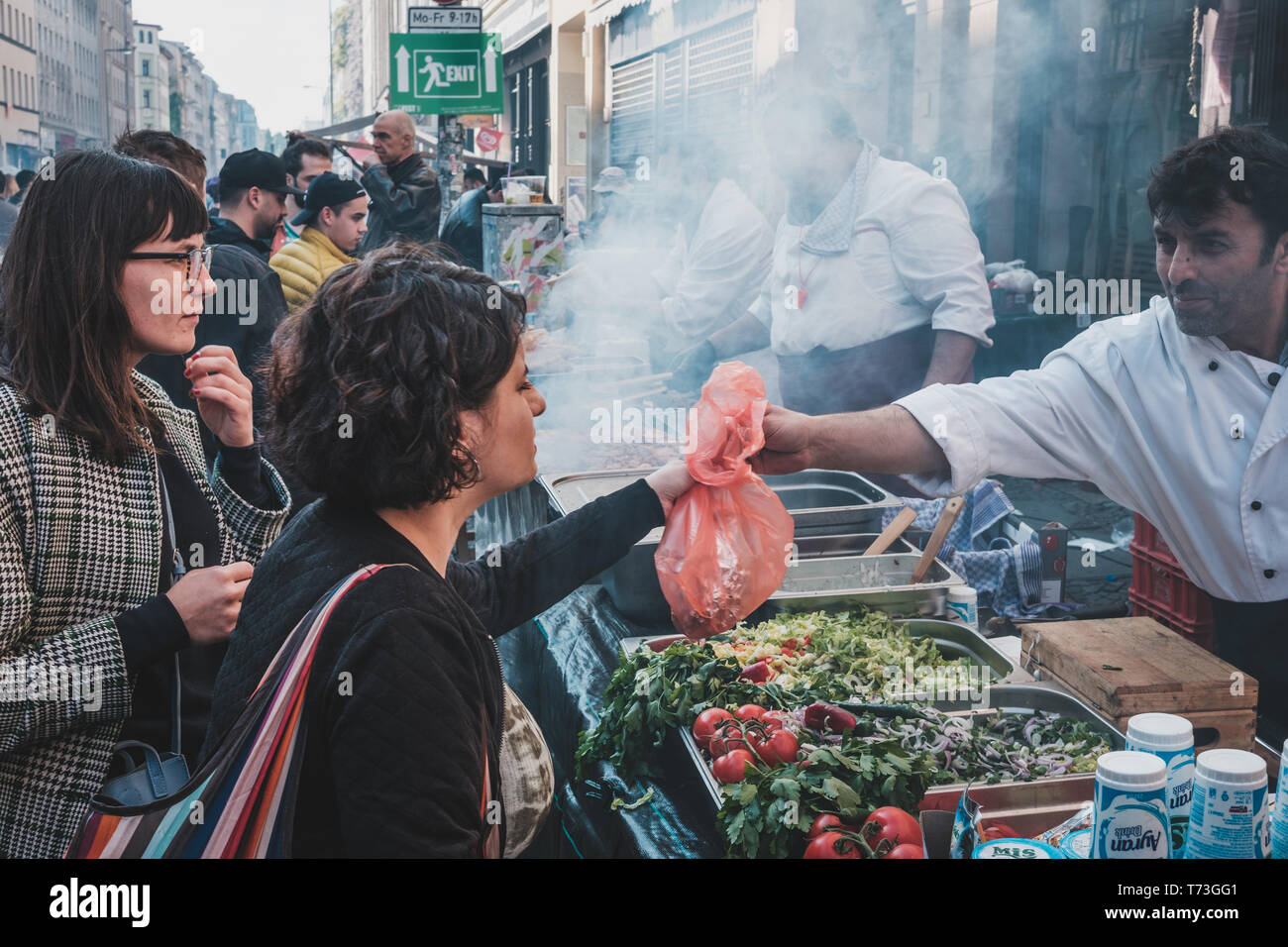 Berlin, Deutschland - Mai 01, 2019: Mädchen kaufen türkische Straße foodin Berlin, Kreuzberg am Tag der Arbeit Stockfoto