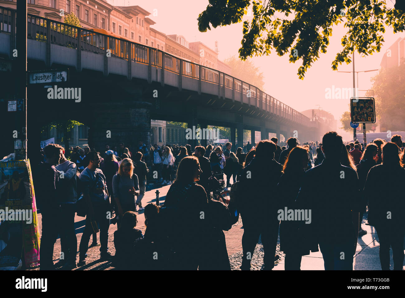 Berlin, Deutschland - 01.Mai 2019: Viele Menschen auf der belebten Straße feiert Tag der Arbeit in Berlin, Kreuzeberg Stockfoto