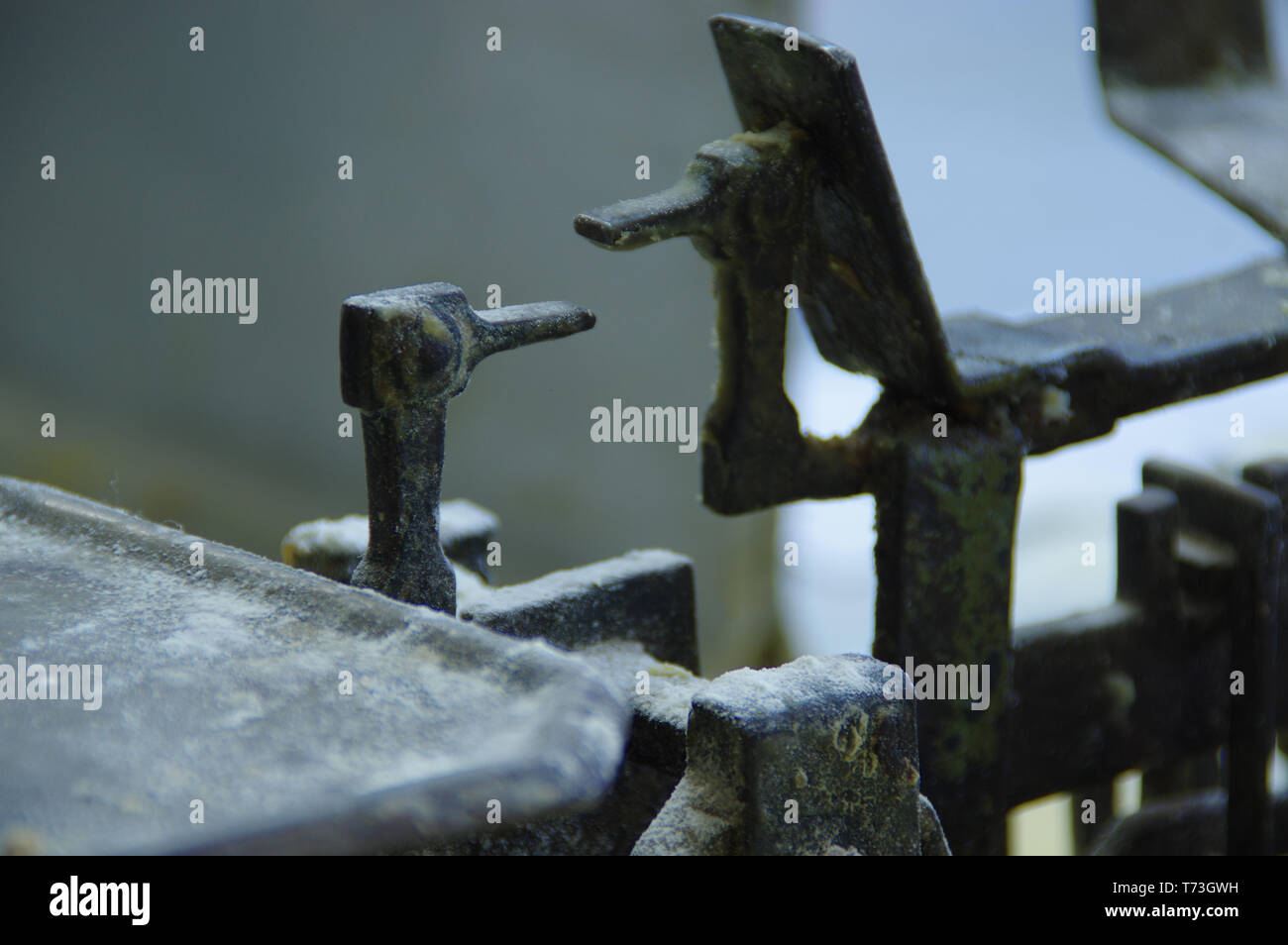Alte gebrauchte vintage Gewichte. Messungen retro Ausrüstung. Stockfoto