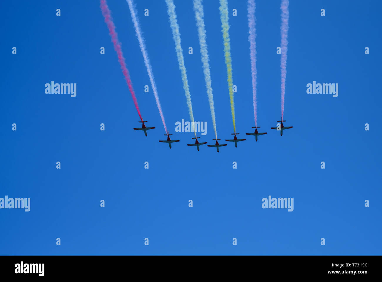 Torre del Mar, Spanien - 29. Juli 2018. Flugzeuge aerobatic Gruppe Zeichnung spanische Flagge Abbildung im blauen Himmel bei Festival Aereo Internationale Torre del Stockfoto