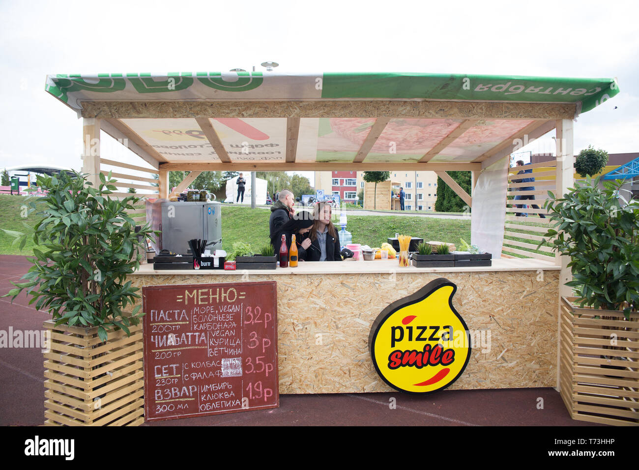 Grodno, Weißrussland - September 22, 2018: einzigartiges Food Pavilion verkaufen verschiedene Art der Straße essen Food Festival Vulitsa Ezhy Stockfoto