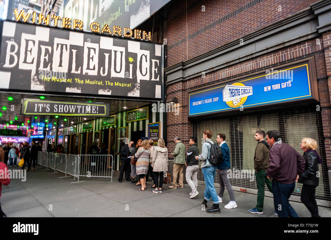 Scharen von theaterbesuchern steigen auf den Winter Garden Theatre am Broadway in New York zu sehen, eine Aufführung am Dienstag, 30. April 2019 von der musikalischen â € € oeBettlejuiceâ, nominiert für 8 Tony Awards einschließlich bestes Musical. (Â© Richard B. Levine) Stockfoto