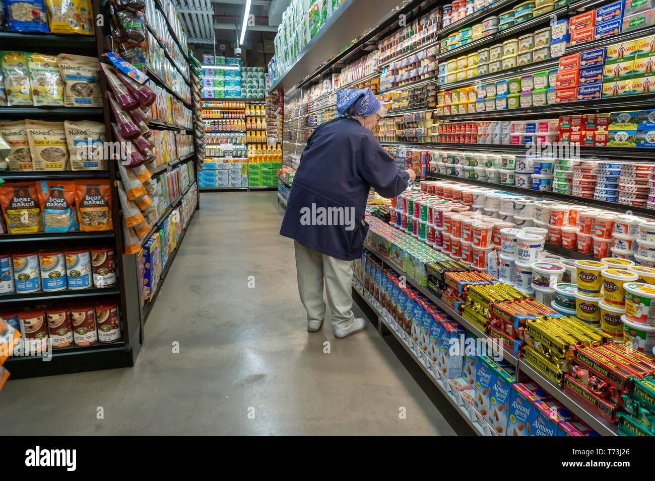 Ein älterer Bürger peruses die Molkerei Abteilung in einem Supermarkt in New York am Donnerstag, den 2. Mai 2019. (© Richard B. Levine) Stockfoto