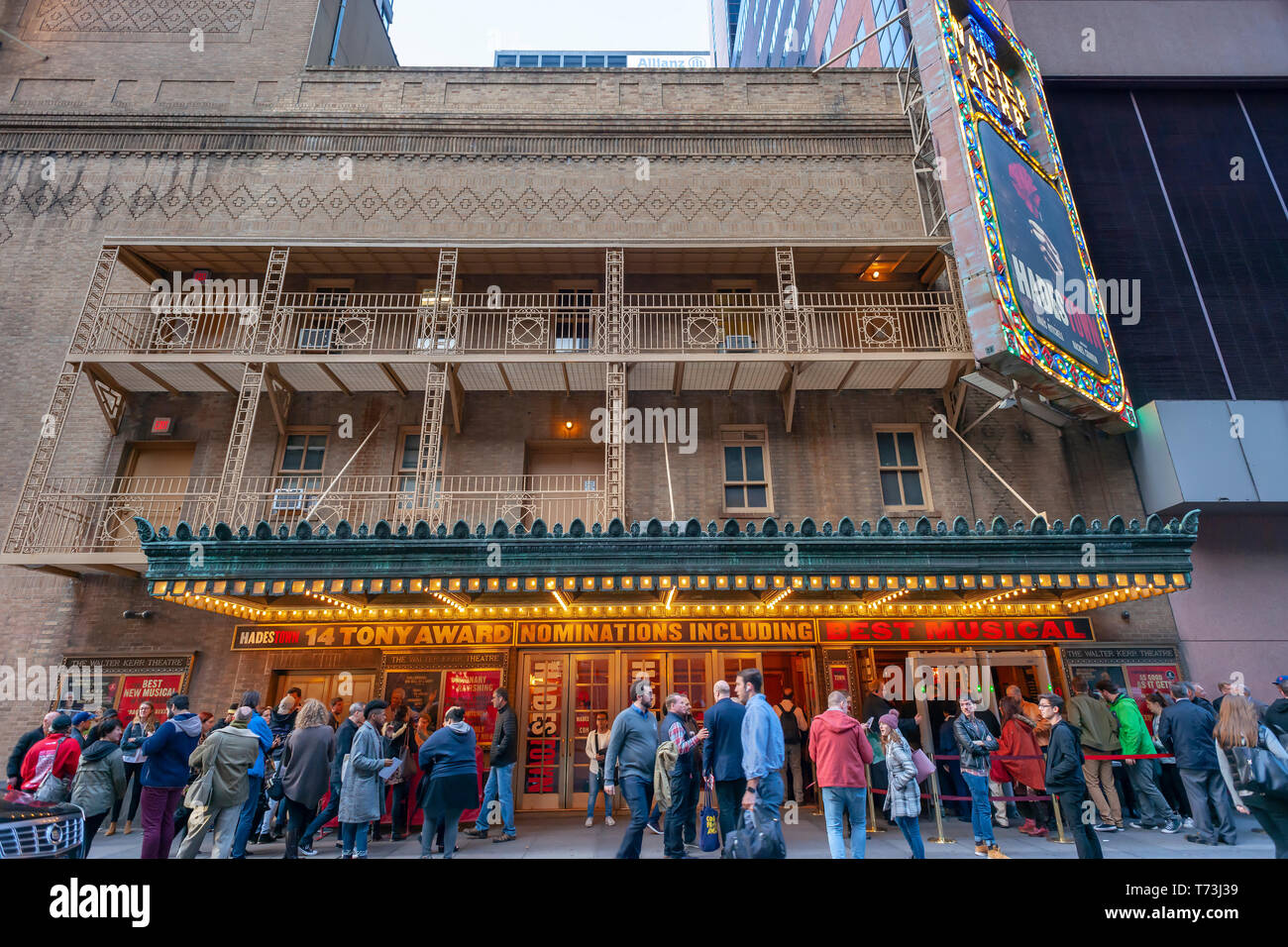 Scharen von theaterbesuchern steigen auf die Walter Kerr Theatre am Broadway in New York zu sehen, eine Aufführung am Dienstag, 30. April 2019 von der musikalischen â € € oeHadestownâ, nominiert für 14 Tony Awards einschließlich bestes Musical. (Â© Richard B. Levine) Stockfoto