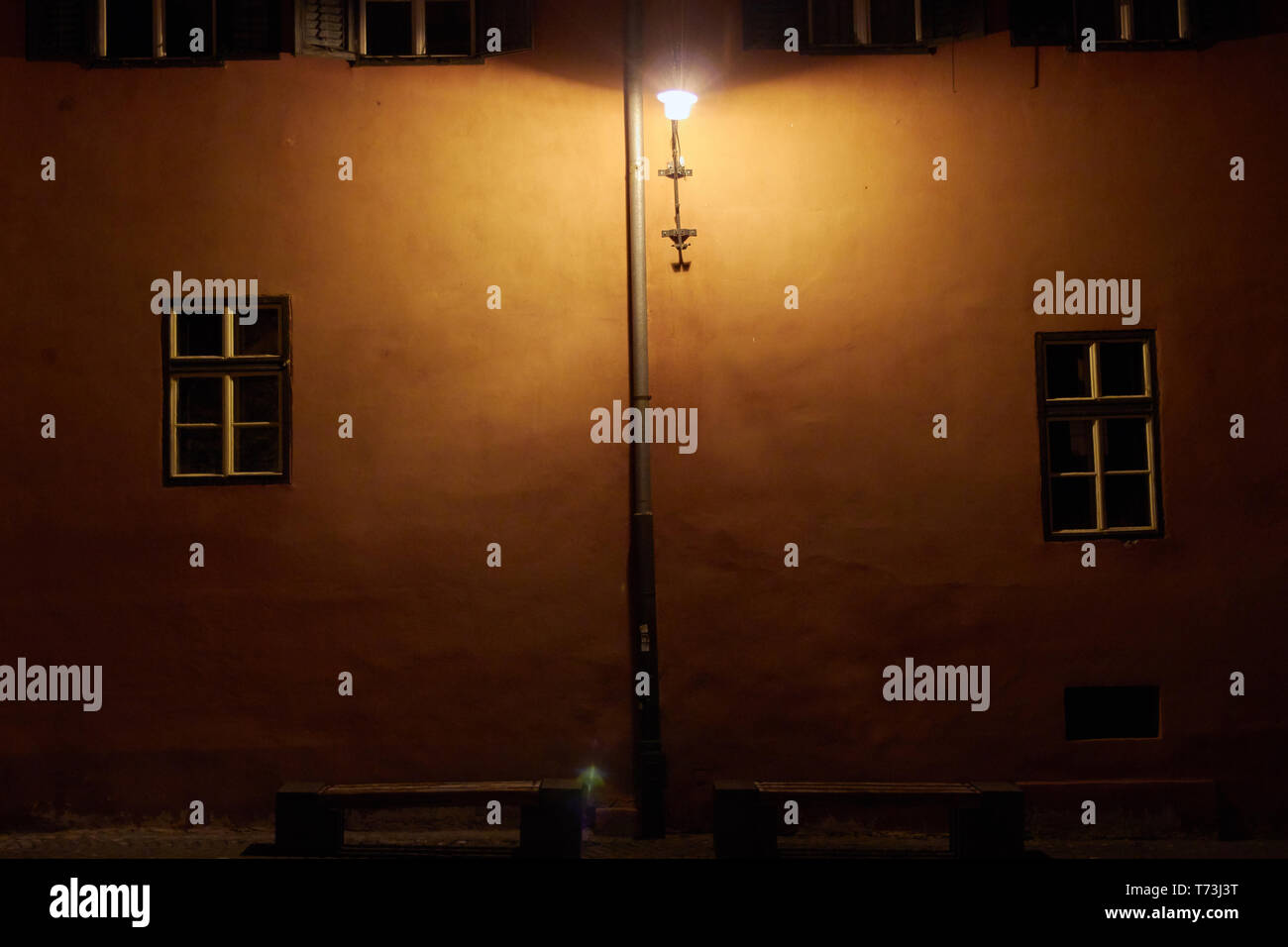 Ein altes Haus in der Nacht in Sibiu Stockfoto