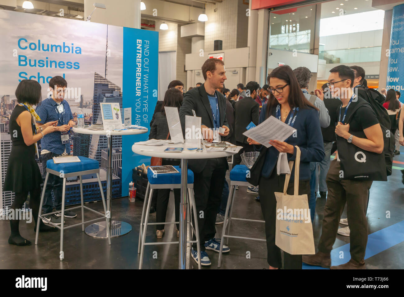 Vertreter von der Columbia Business School spricht mit Teilnehmern am TechDay New York Veranstaltung am Donnerstag, den 2. Mai 2019. Tausende nahmen an Jobs mit den Startups zu suchen und zu Netzwerk mit Ihren Kollegen, und vielleicht die nächste große Anlauf zu finden. TechDay Rechnungen selbst als größten startup Event in den USA mit über 350 Aussteller und über 20.000 Besucher. (Â© Richard B. Levine) Stockfoto