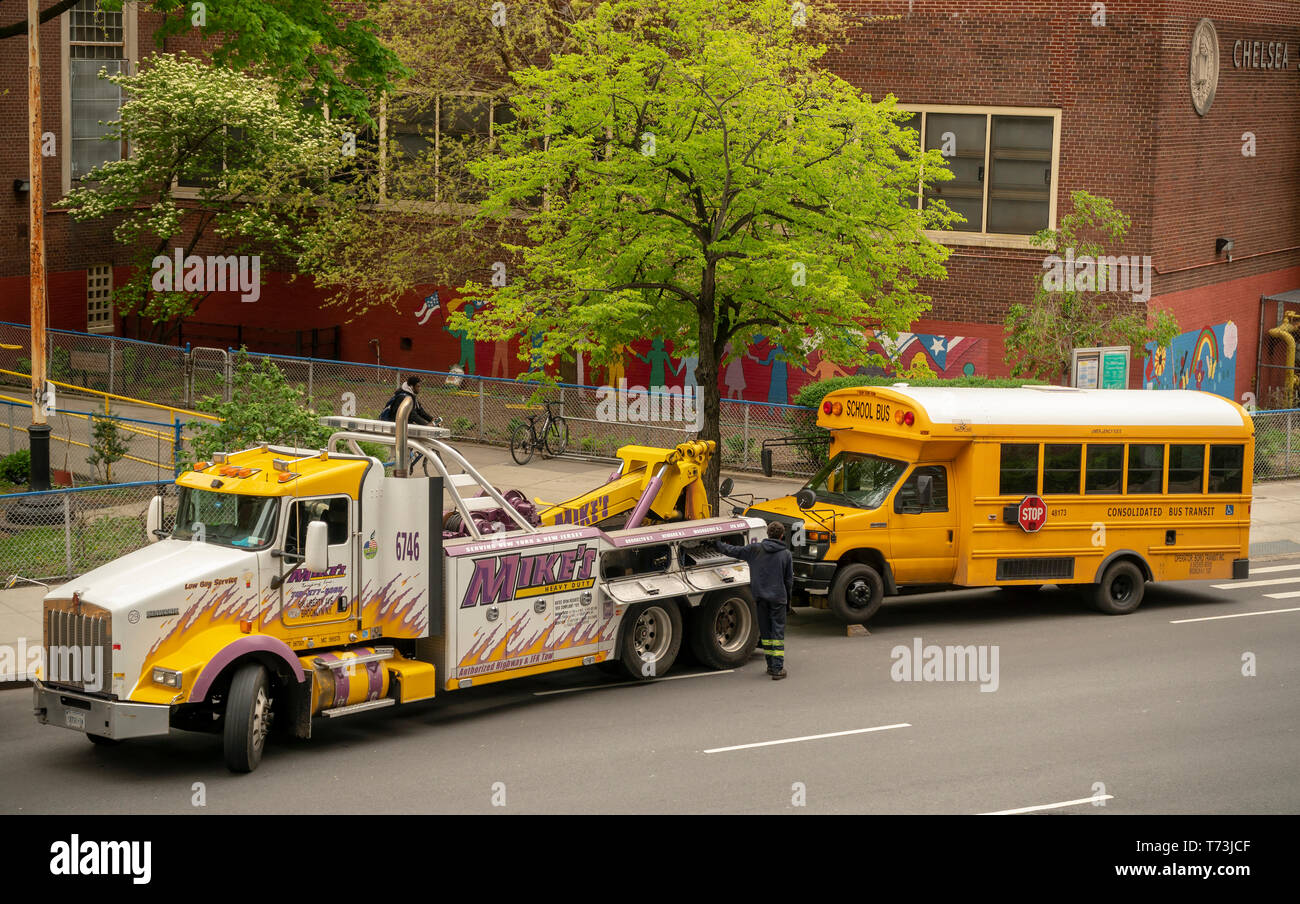 Ein arbeitsunfähig School Bus vor der PS 33 in Chelsea in New York ist weg für Service am Mittwoch geschleppt, Mai 1, 2019. (© Richard B. Levine) Stockfoto