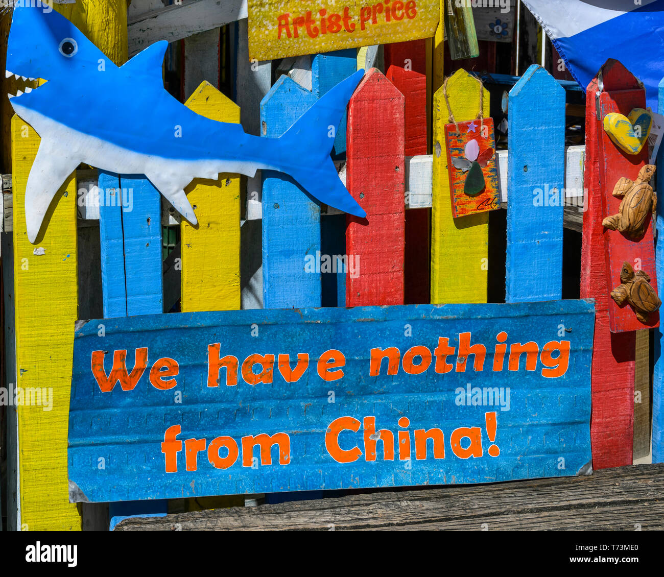 Vor ein Tourist Shop mit Souvenirs sagen 'wir nichts aus China haben Zeichen!'; Roatan, Bay Islands, Honduras Stockfoto