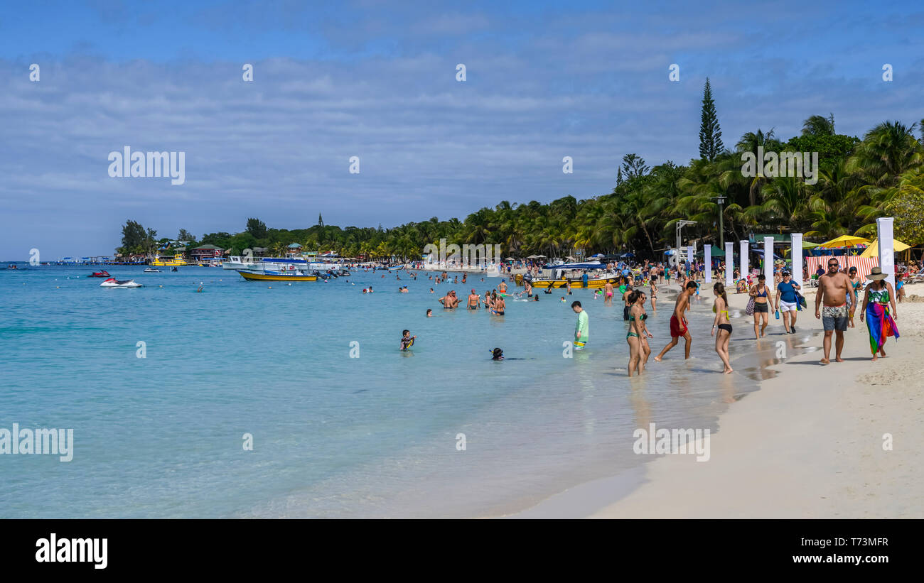 Touristen an der West Bay Beach, Bay Islands, Roatan, Honduras Stockfoto