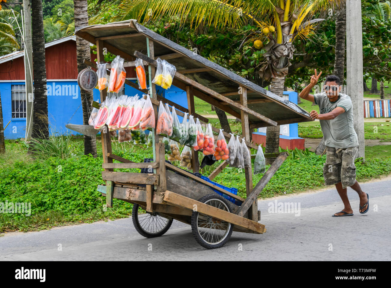 Mann verkaufen Pakete von frischen Produkten auf einer Straße; Roatan, Bay Islands, Honduras Stockfoto
