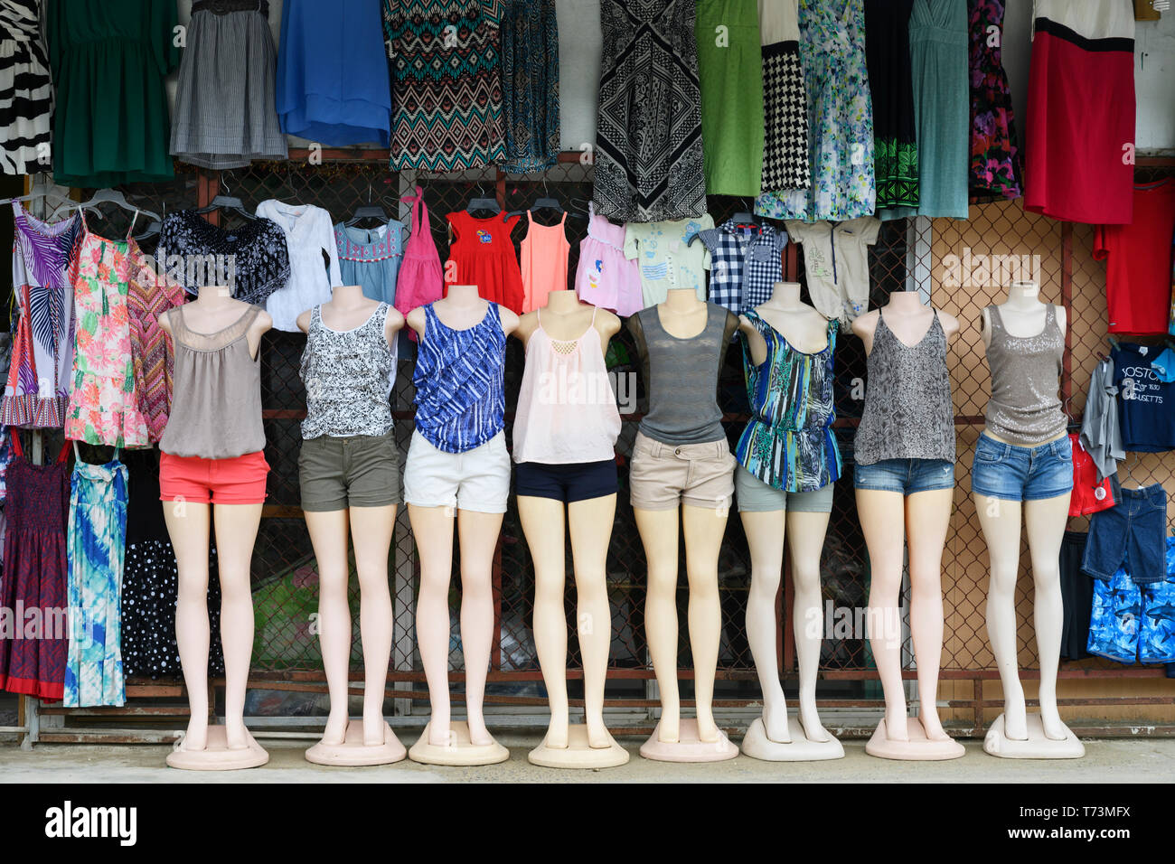 Kleidung für Frauen auf Anzeige auf Puppen in einer Reihe stehen, Roatan, Bay Islands, Honduras Stockfoto