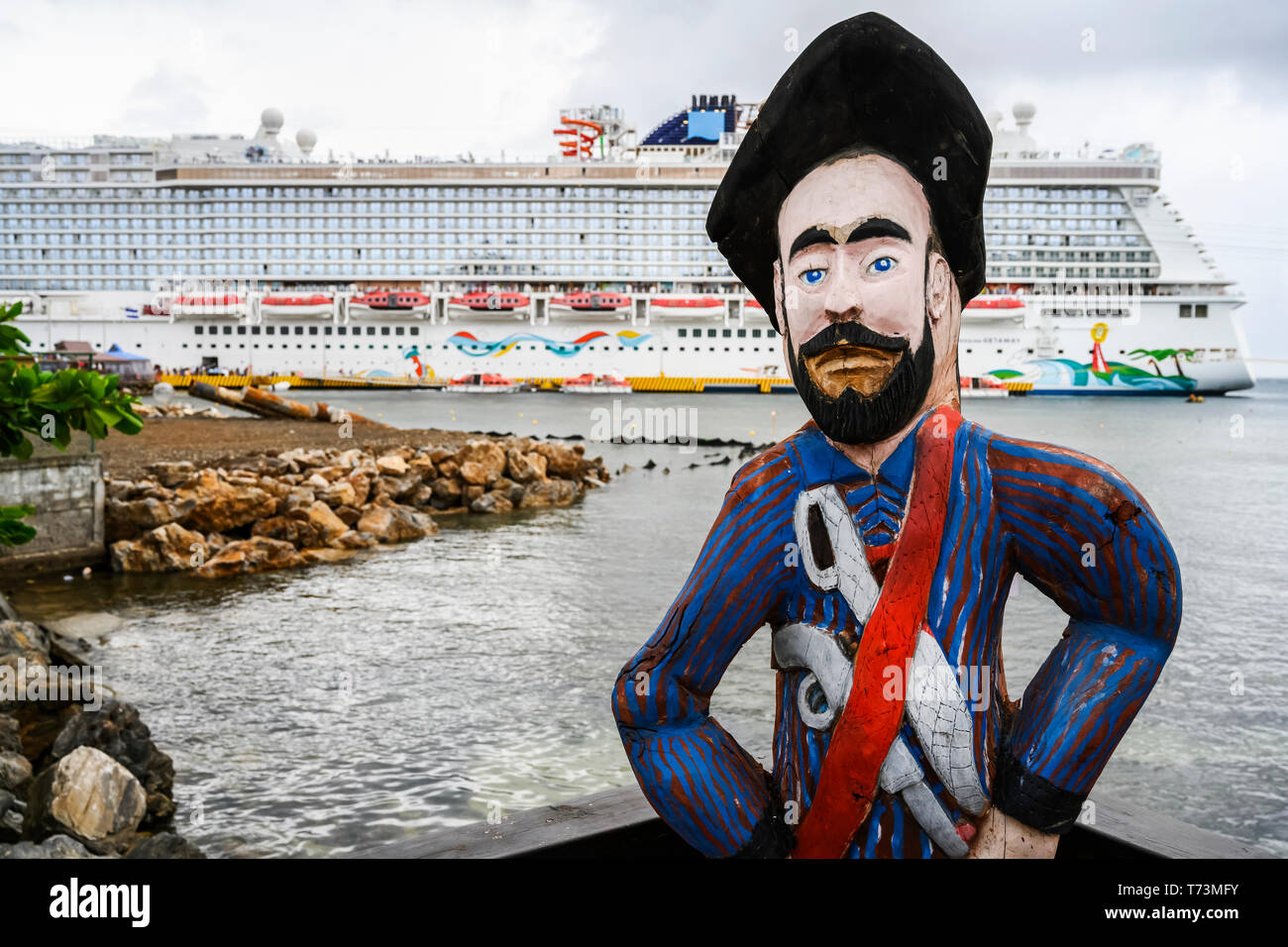 Kreuzfahrtschiff im Hafen und die Freiheitsstatue an der Waterfront, Gemeinschaft von Kies Bucht, Coxen Hole; Roatan, Bay Islands, Honduras Stockfoto