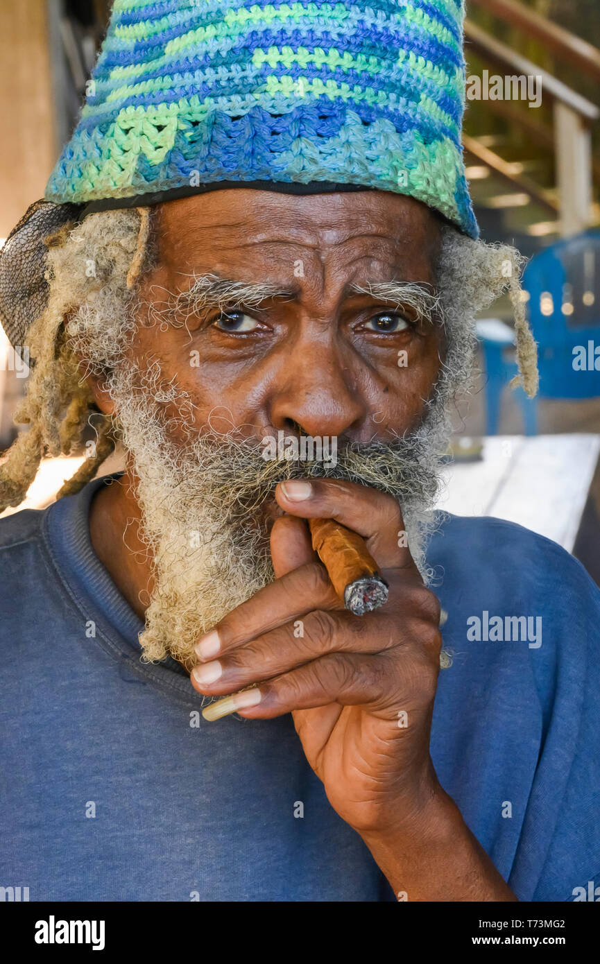 Ein Mann raucht eine Zigarre; Roatan, Bay Islands, Honduras Stockfoto