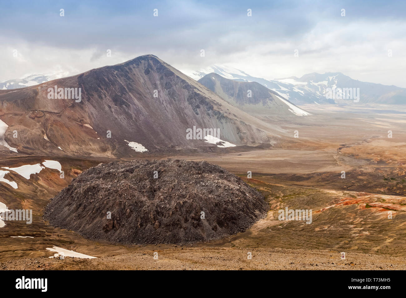 Blick auf Novarupta und fallende Berg im Sommer, das Tal der Zehntausend raucht, Katmai National Park, Alaska, Vereinigte Staaten von Amerika Stockfoto