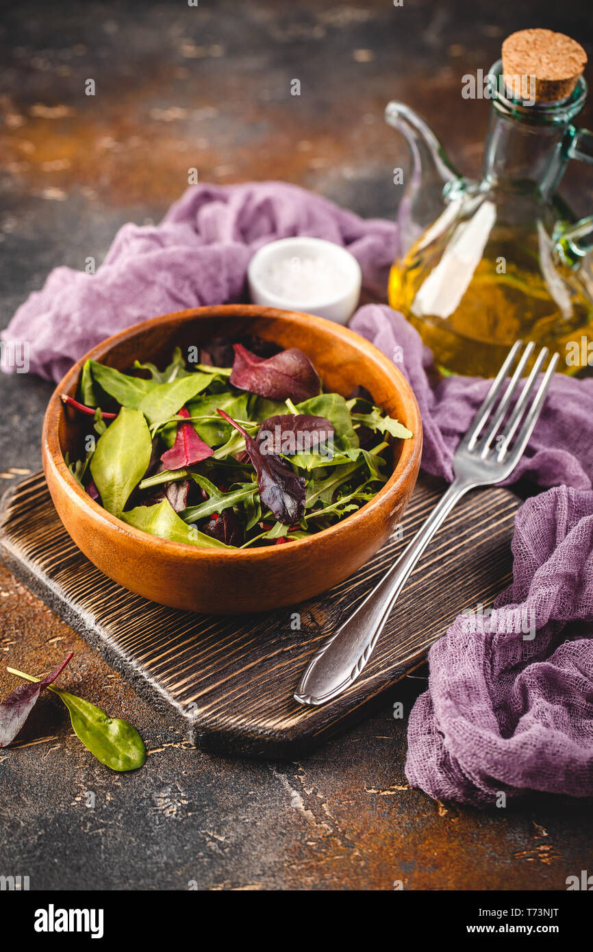 Frischer Salat Mischung aus Baby Spinat, Rucola Blätter und Mangold in Houten, gesundes Essen, Stockfoto