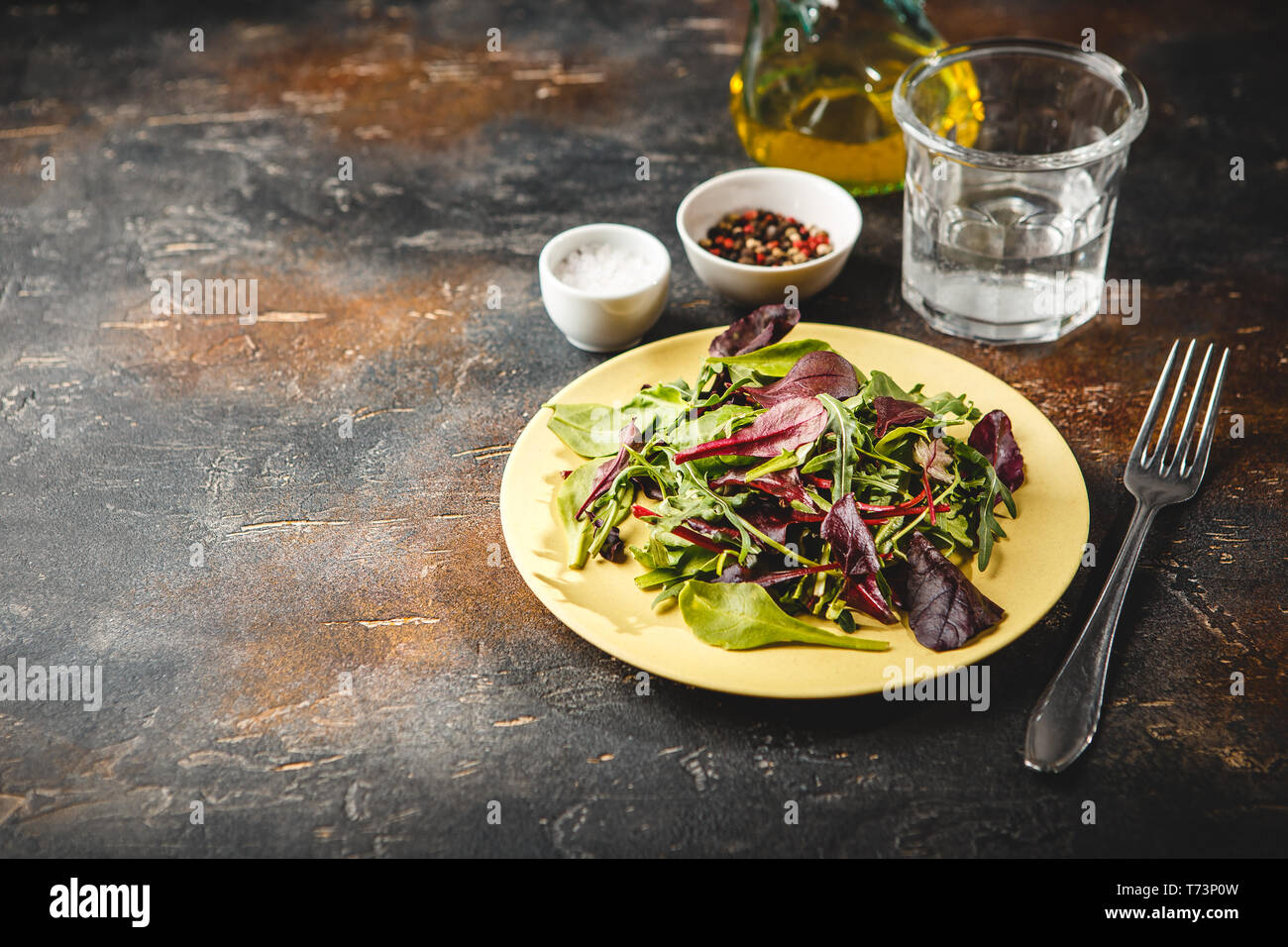 Frischer Salat Mischung aus Baby Spinat, Rucola Blätter und Mangold in grüne Platte, gesundes Essen Stockfoto