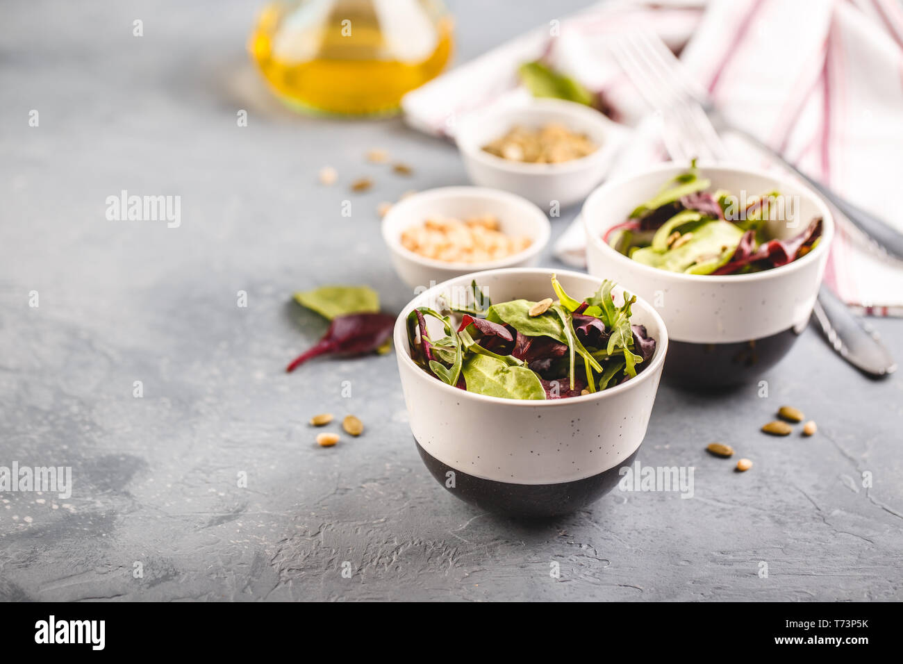 Frischer Salat Mischung aus Baby Spinat, Rucola Blätter und Mangold in zwei Schüssel, gesundes Essen Stockfoto