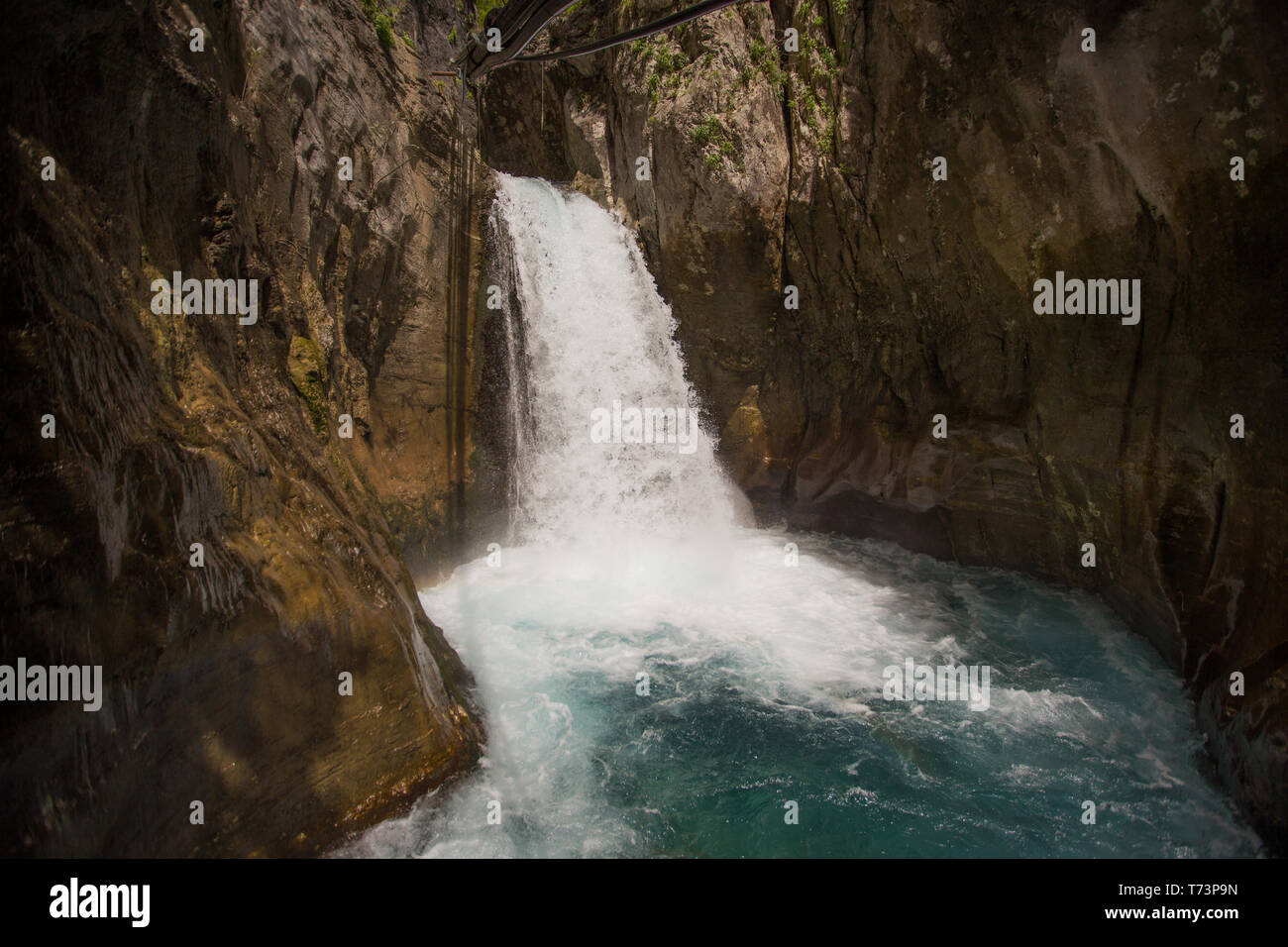 Horizontale geschossen von einem leistungsfähigen Wasserfall in einem Berg Canyon. Stockfoto