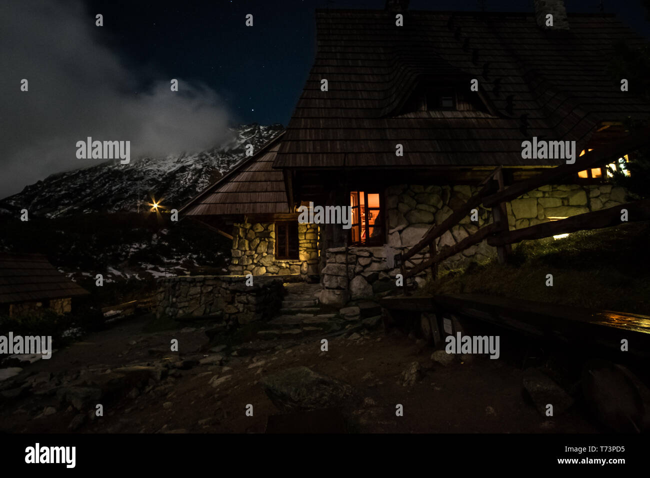 Nacht Schüsse von einer Hütte in der Nähe von fünf Seen Tal in Tatra, Polen (schronisko Pięć Stawów), Polen Stockfoto