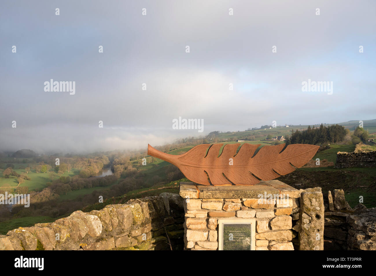 Die Feder Skulptur bekannt als "Air" von der Künstlerin Victoria Brailsford und die Ansicht von Pfeifen Crag, Teesdale, County Durham, UK Stockfoto