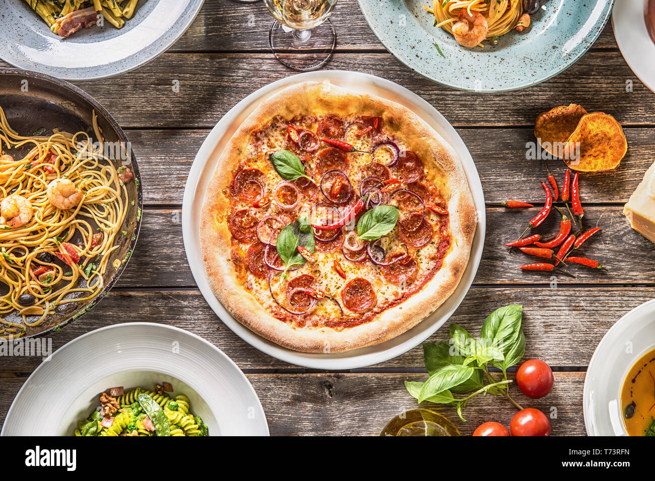 Nach oben Anzeigen der vollständigen Tabelle der italienischen Speisen auf Tellern und Pan. Pizza Pasta Risotto Suppen und Fisch Gemüse Salat. Stockfoto