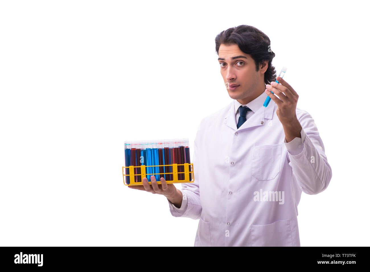Junge Chemiker auf weißem Hintergrund Stockfoto