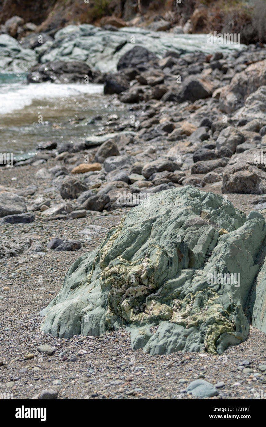 Grüne Mineral Rock close up, Edelstein Olivin Textur gemeinsamen Stein auf dem Peloponnes, Griechenland Nahaufnahme Stockfoto