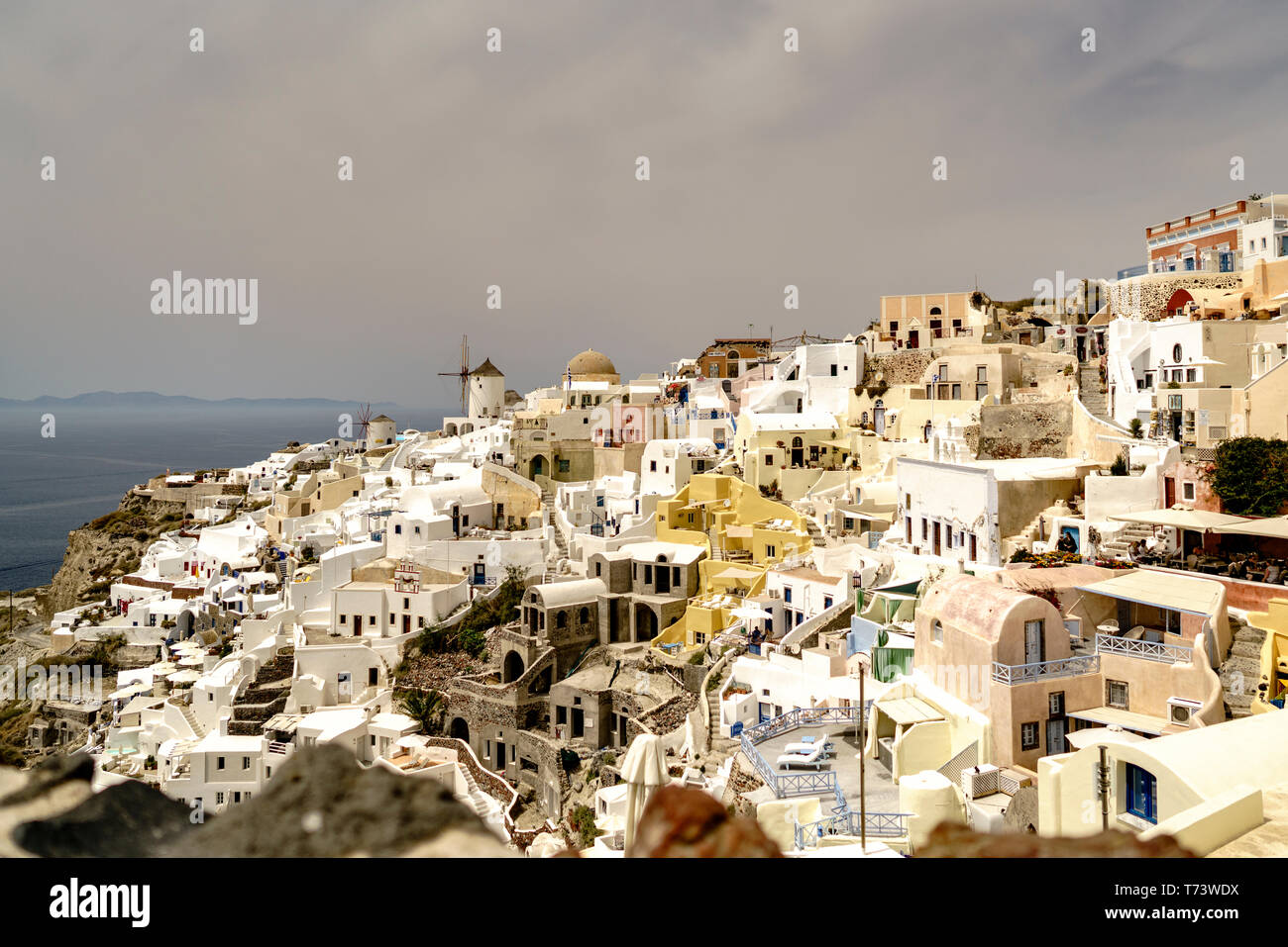Blick auf die berühmte griechische Stadt Oía, Santorini, Kykladen, Griechenland Stockfoto