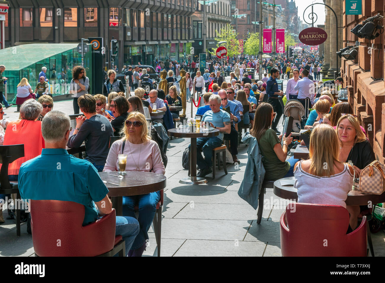 Menschen an Tischen im Freien in einem Restaurant in der Buchanan Street, Glasgow, Schottland, Großbritannien sitzen Stockfoto