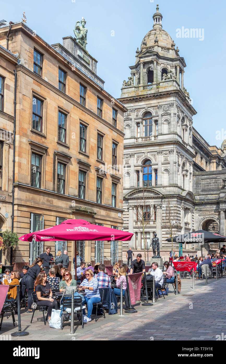 Kunden Essen im Freien an Restaurants und Cafés in der Italienischen Zentrum von Glasgow, John Street, Glasgow, Schottland, Großbritannien Stockfoto