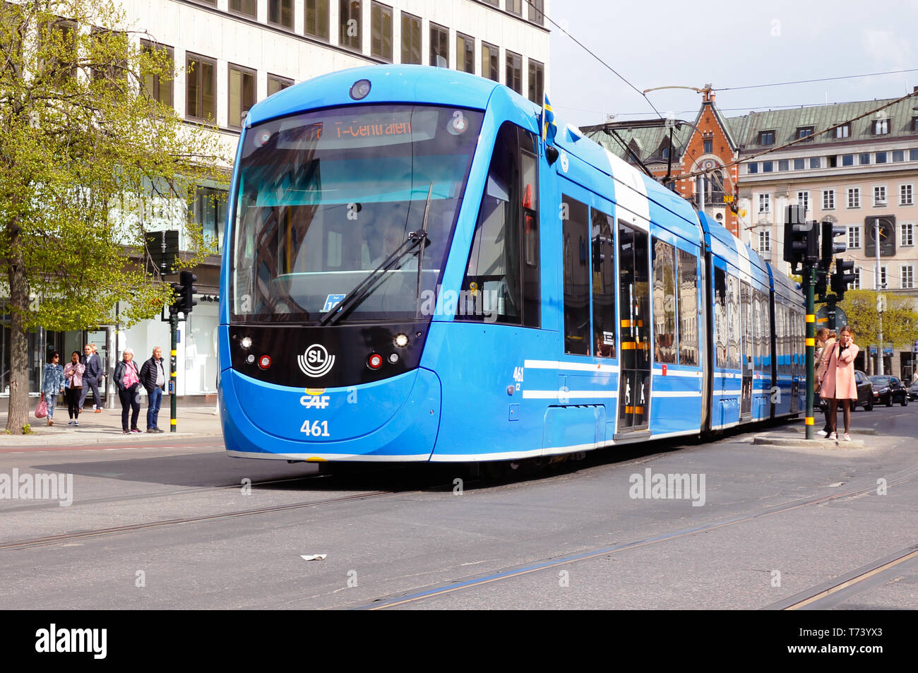 Stockholm, Schweden, 30. April 2019: Eine blaue moderner knickgelenkter arbeitet mit der Straßenbahn Linie 7 im hamngatan Straße. Stockfoto