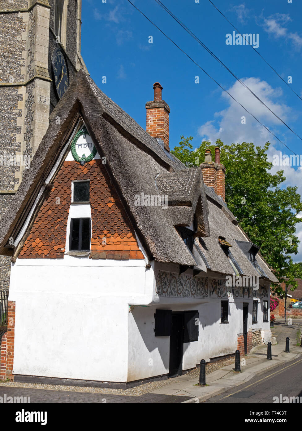 Bishop's Bonner Cottage, ein pargetted Reetdachhaus im Jahre 1502 gebaut, direkt neben die Normannische Pfarrkirche, in Dereham, Norfolk, England, Großbritannien Stockfoto