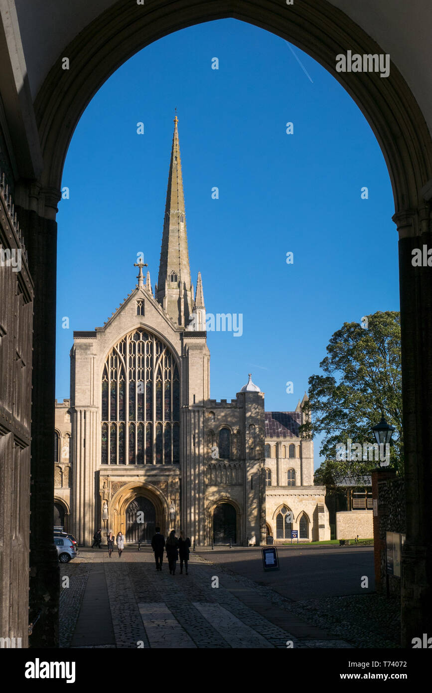 Norwich Cathedral mit Spire obwohl Erpingham Tor, Norwich, Norfolk, England, UK gesehen Stockfoto