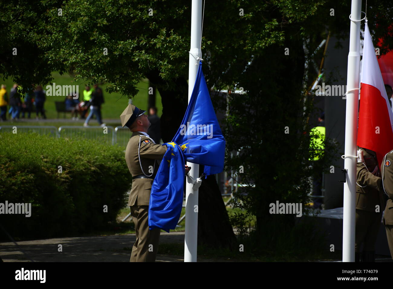 Polen: Soldaten Heben der EU, der NATO und der nationalen Flagge am Tag der Verfassung. Stockfoto