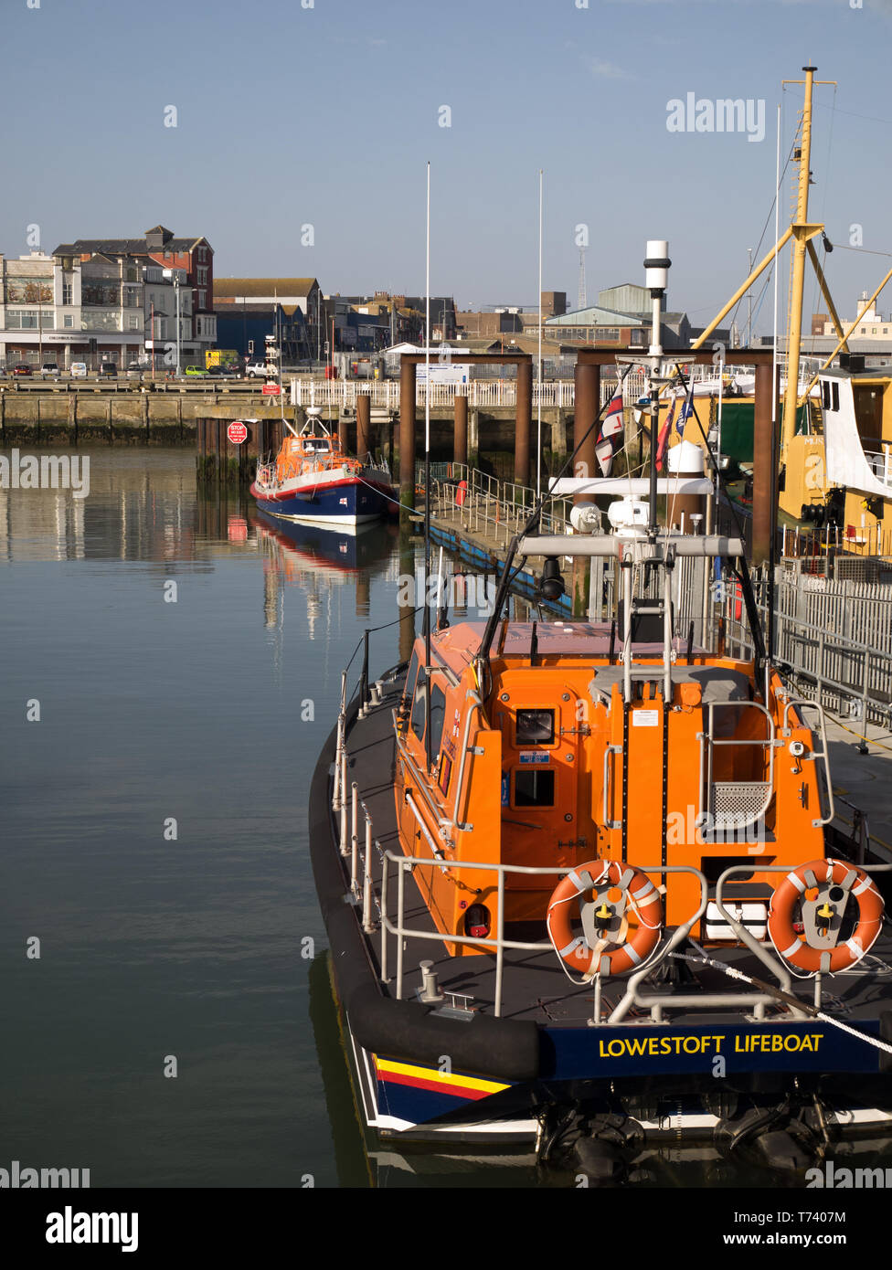 Das rettungsboot Station und Rettungsboote innerhalb des Lowestoft Inner Harbour, Lowestoft, Suffolk, England, Großbritannien Stockfoto