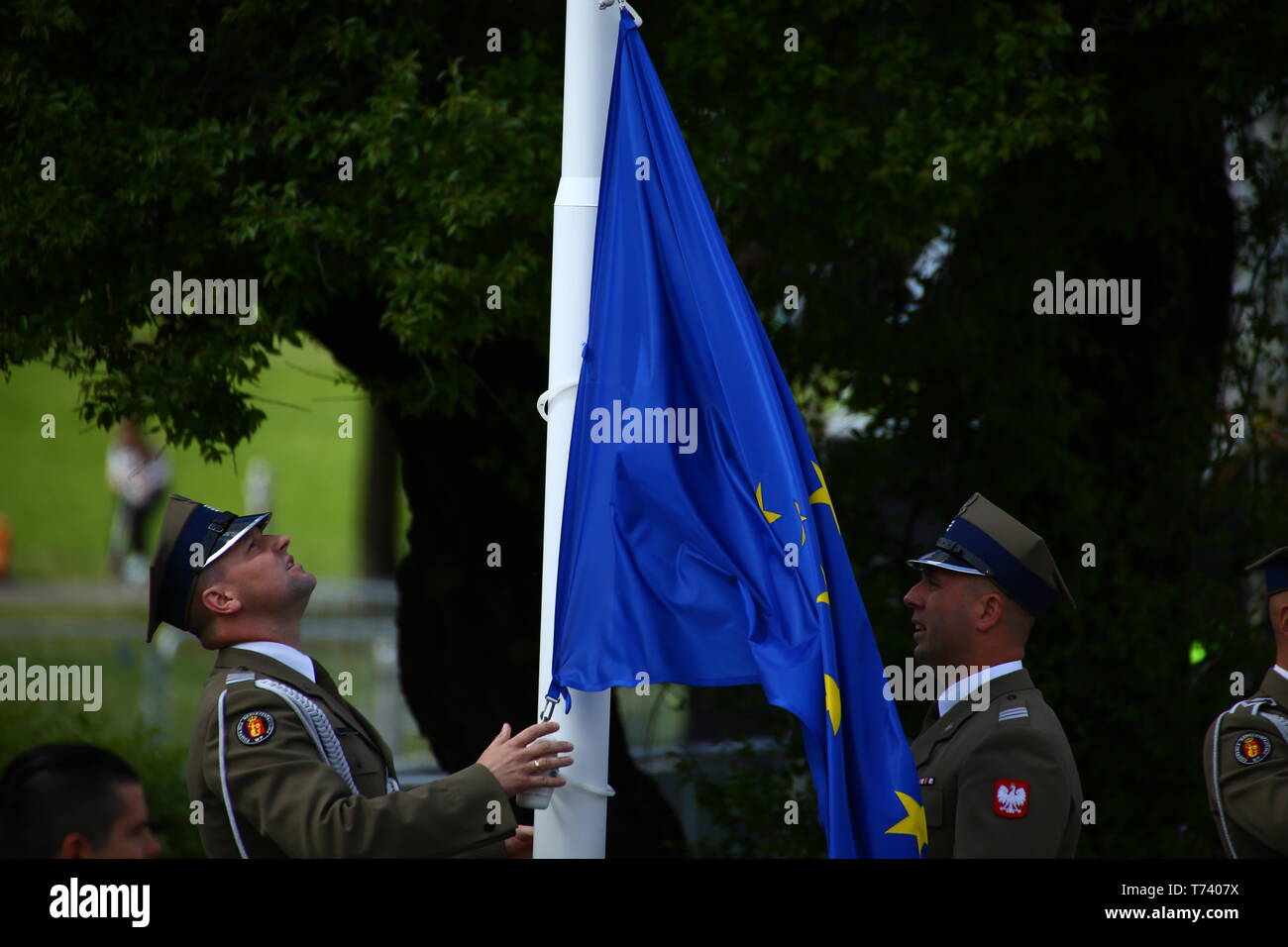 Polen: Soldaten Heben der EU, der NATO und der nationalen Flagge am Tag der Verfassung. Stockfoto