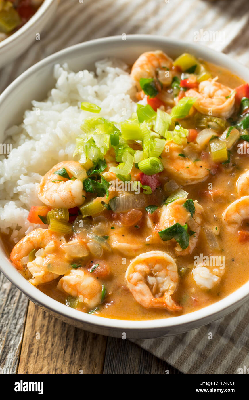 Pikante hausgemachte Cajun Shrimp Etouffee mit weißer Reis Stockfoto