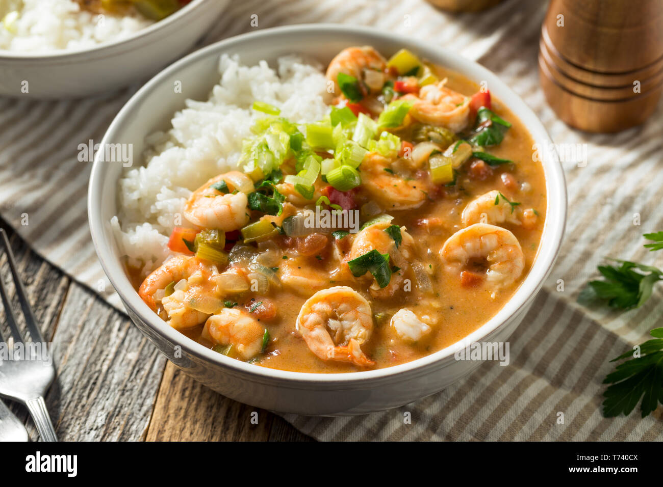 Pikante hausgemachte Cajun Shrimp Etouffee mit weißer Reis Stockfoto