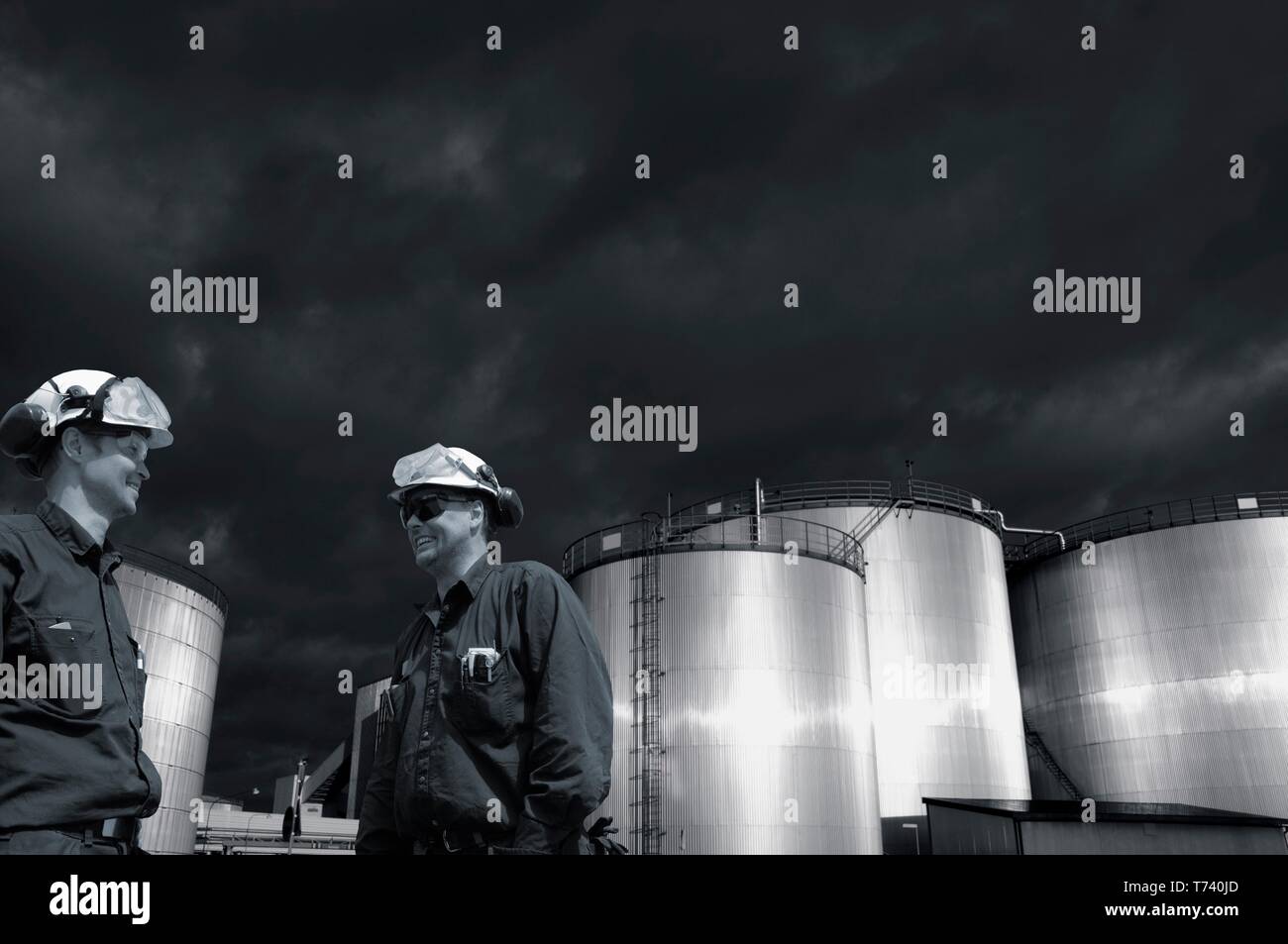 Industrie Arbeitnehmer und Lagerung des Kraftstoffs Stockfoto