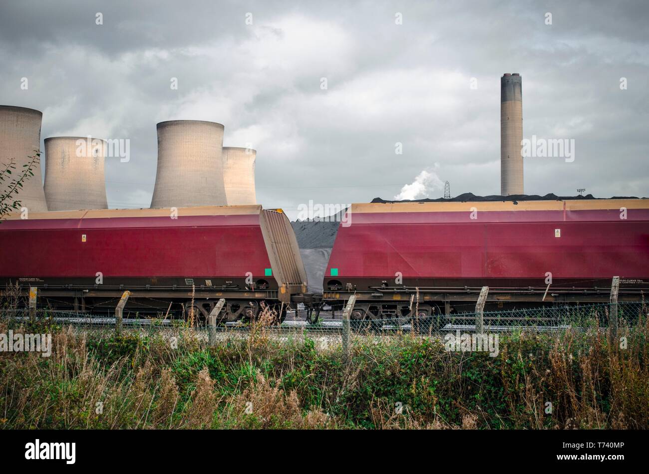 Kohle Zug am Kraftwerk Stockfoto