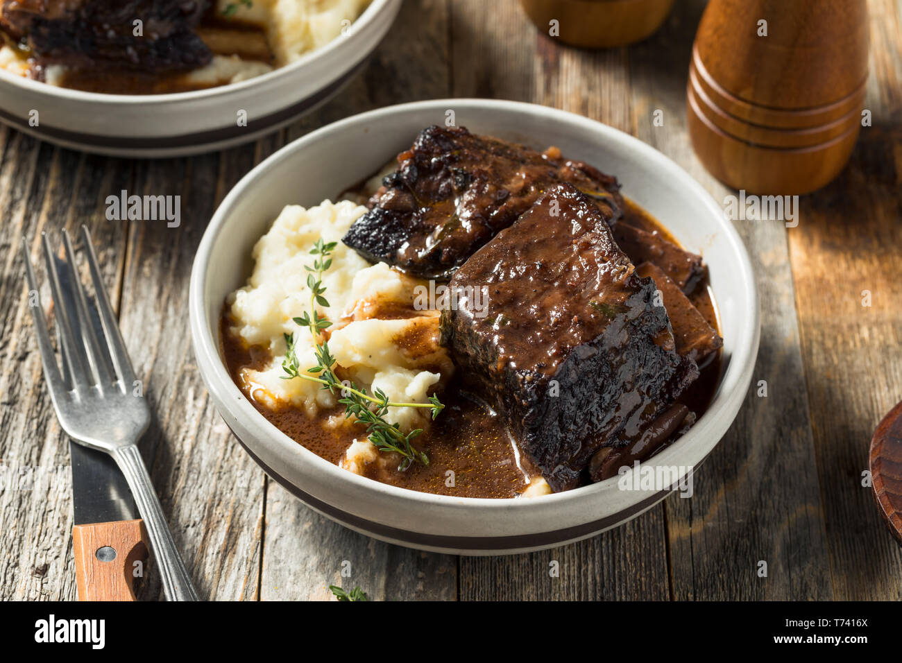 Hausgemachte geschmortem Rindfleisch Rippchen mit Sauce und Kartoffeln Stockfoto