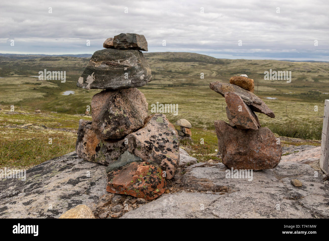 Steine für den norwegischen Märchen Trolle gestapelt. Relief und die Textur von Stein mit Mustern und Moos. Stein natürlichen Hintergrund. Stein mit Moos. Steinen b Stockfoto