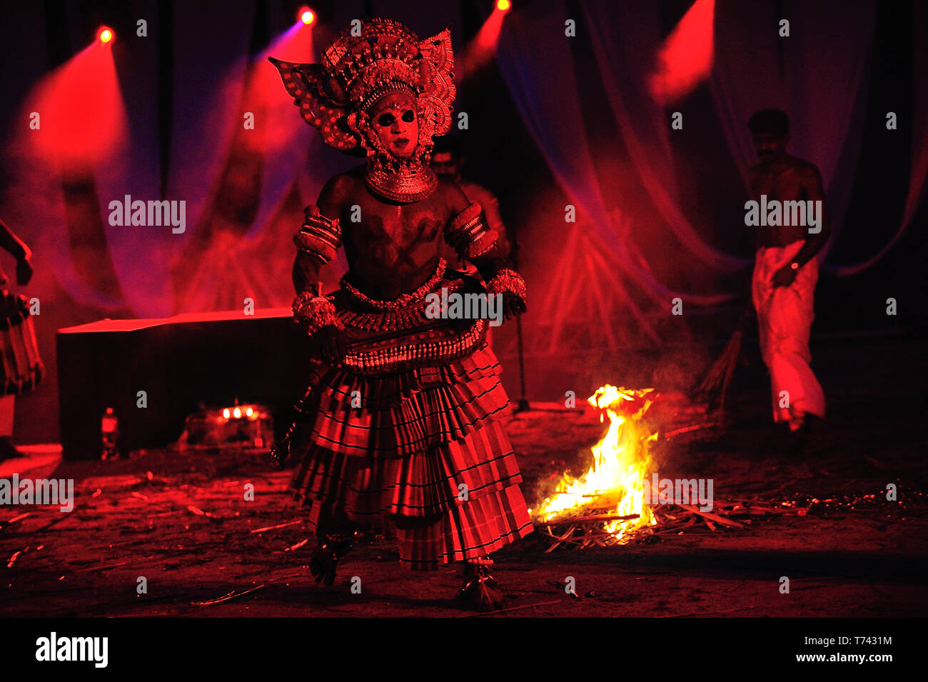 Tanz der Götter Theyyam Darsteller ein Ritual aus Kerala Make-up, Tänzer, Künstler, Menschen, asien, kerala, Künstler, alt, Kunst, Stockfoto