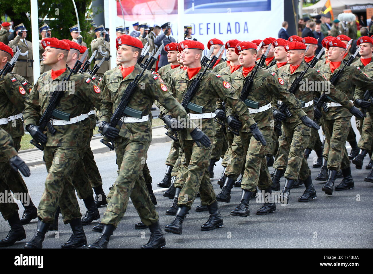 Polen: Soldaten der polnischen Armee marschiert während der Militärparade zur Feier Tag der Verfassung. Stockfoto