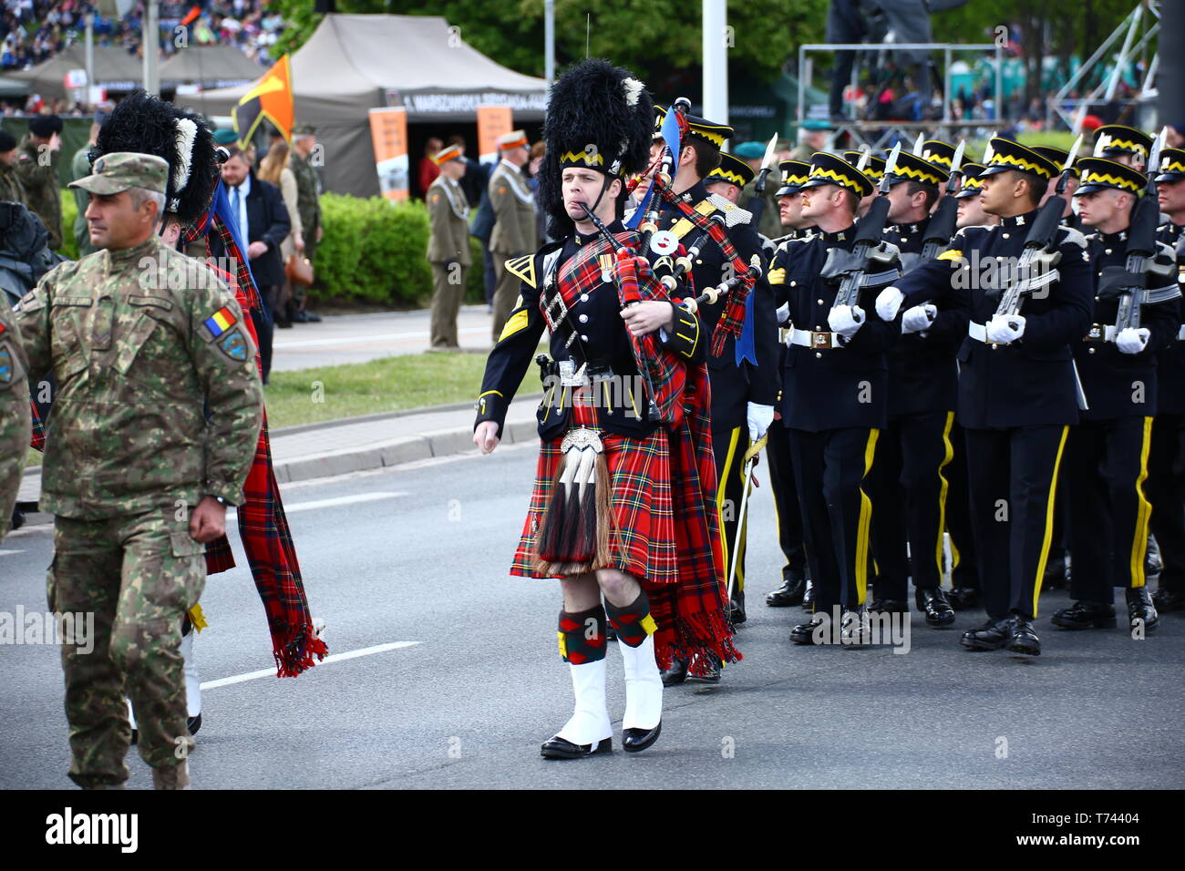 Polen: Soldaten der NATO und der Europäischen Länder März an der Militärparade am Tag der Verfassung. Stockfoto