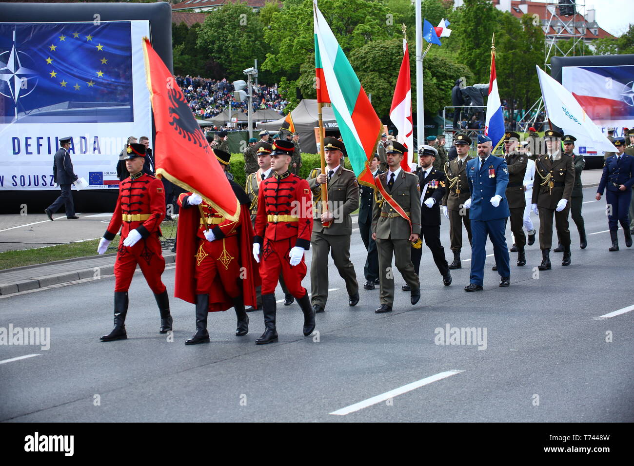 Polen: Soldaten der NATO und der Europäischen Länder März an der Militärparade am Tag der Verfassung. Stockfoto