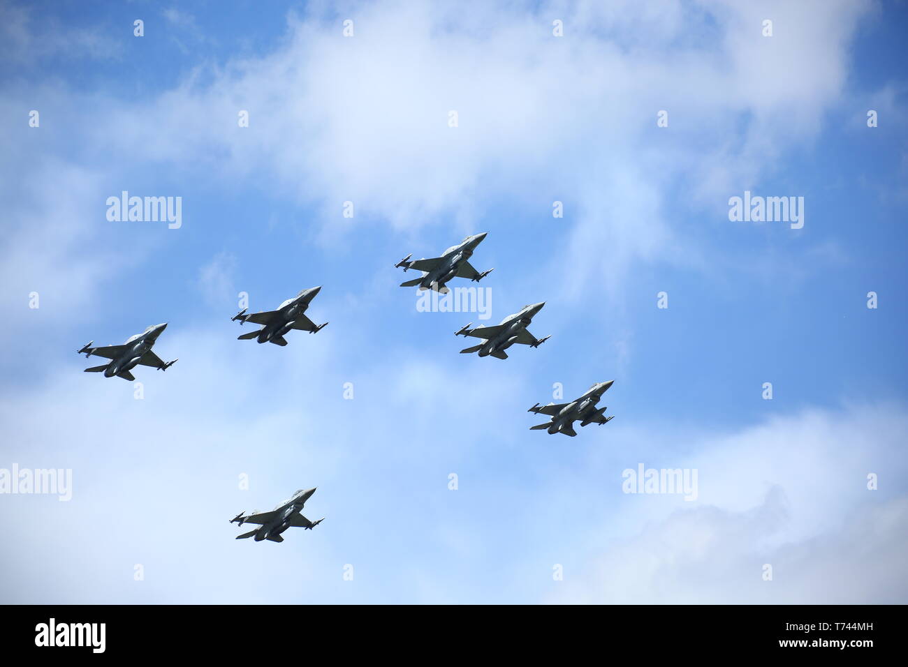 Polen: Air Tattoo von F-16 s der polnischen Luftwaffe während der Militärparade zur Feier Tag der Verfassung, Stockfoto