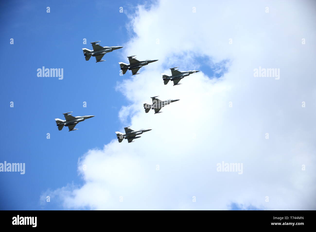 Polen: Air Tattoo von F-16 s der polnischen Luftwaffe während der Militärparade zur Feier Tag der Verfassung, Stockfoto